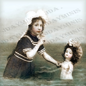 Lezione di nuoto di Madelaine per la sua bambola francese, 1903- Nautica francese, Mare, Cartolina La Mer -Instant Digital FrA0104