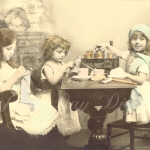 Französisch - Tea Time Junge Damen, stricken und Tee kochen auf einem alten Spielzeugherd - Französische Postkarte - Foto Scan druckbar Instant Digital FrA057