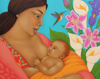 Puede incluir: Una pintura de una mujer amamantando a un bebé, con un colibrí y flores en el fondo. La mujer lleva una chal rosa y el bebé lleva una chal amarilla. Las flores son blancas, rosas y moradas.