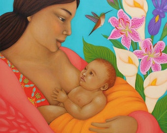 Puede incluir: Una mujer con el pelo largo y oscuro está amamantando a un bebé. La mujer lleva una chalina rosa y el bebé lleva una manta amarilla. Hay flores y un colibrí en el fondo.