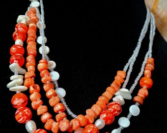 Collar vintage de los años 60 con capas de conchas de cristal Millefiori – Colores naranja y blanco