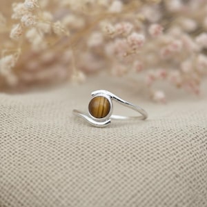 Anillo Ojo de Tigre en Plata | Anillo Ajustable con Piedra Natural | Joya Protectora Hecha a Mano | Anillo Boho Minimalista