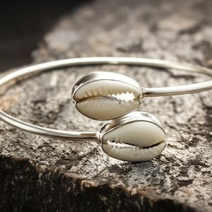Bransoletka z muszli porcelanowej ze srebra próby 925 | Biżuteria plażowa w stylu boho | Ręcznie robiona bransoletka w stylu marynistycznym | Prezent dla niej, prezent świąteczny