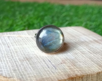 Anello in labradorite. Anello di design. Anello vintage. Anello statement. Labradorite naturale. Anello in argento sterling 925. Anello con pietre preziose. Anello fatto a mano
