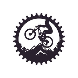 Peut inclure: Silhouette noire d'un cycliste de montagne faisant un wheelie, insérée dans un cadre en forme de pignon. Le design comprend des pics montagneux et des arbres, créant une sensation dynamique et aventureuse. Idéal pour les amateurs de plein air.