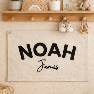 Puede incluir: Un letrero de madera rústica con el texto "Welcome to our home" en letras blancas. El letrero presenta un acabado envejecido y un diseño simple y acogedor, ideal para un porche o entrada.