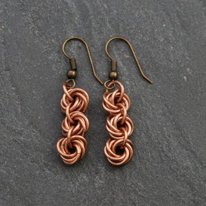 Ohrringe aus Bronze in Rosen Kettengewebe. Schmuck von KettenKunst