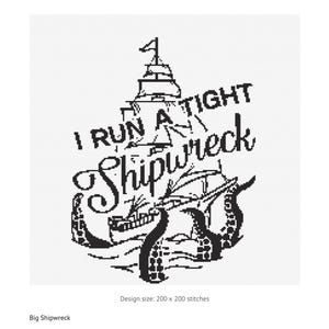 Puede incluir: Patrón de punto de cruz en blanco y negro de un barco con el texto "I run a tight shipwreck" alrededor. El diseño tiene 200 puntos de cruz por 200 puntos de cruz.