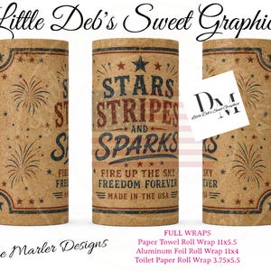 Pode incluir: Três embalagens cilíndricas para rolos de papel de cozinha com um design patriótico. As embalagens apresentam o texto "STARS, STRIPES, AND SPARKS" com gráficos de fogos de artifício e estrelas. As embalagens estão rotuladas como "Made in the USA."