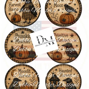 Può includere: Un foglio digitale con sei disegni circolari raffiguranti corvi neri, zucche arancioni, stelle e lune crescenti su sfondo beige. Il testo include Little Deb's Sweet Graphics, Harvest Haunts, Crow Moon, Pumpkin Mischief, Moonlit e Haunted. Il foglio misura 21,6x27,9 cm.