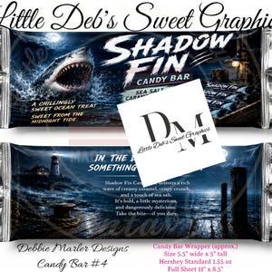 Puede incluir: Un diseño de envoltorio de barra de caramelo titulado Shadow Fin que muestra un tiburón emergiendo de aguas oceánicas oscuras por la noche con un faro al fondo. El texto incluye A chillingly sweet ocean treat y Shadow Fin Candy Bar. Las dimensiones son 14 cm por 12,7 cm.