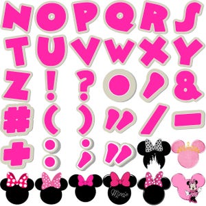 Puede incluir: Una colecci&oacute;n de letras del alfabeto rosas, signos de puntuaci&oacute;n y dise&ntilde;os de cabeza de Minnie Mouse. Las letras tienen un borde blanco. Las cabezas de Minnie Mouse tienen lazos y algunas tienen texto.