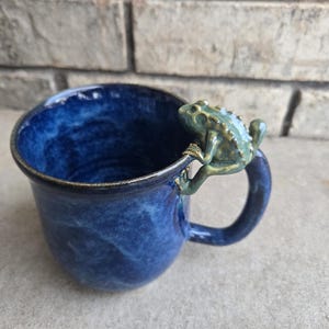 Kubek z ropuchą, ręcznie rzeźbiony kubek z kamionki