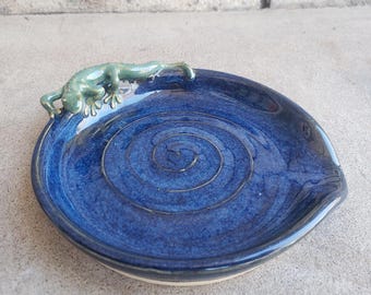 Reposacucharas con animal esculpido