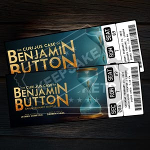 Könnte beinhalten: Zwei Tickets für das Musical "The Curious Case of Benjamin Button", ein außergewöhnliches Musical. Die Tickets sind für Samstag, den 15. Februar 2025 im Ambassadors Theatre in London. Die Tickets sind gold und weiß mit blauem Hintergrund und einem Sanduhrbild.