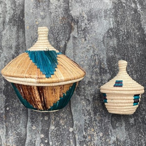 Alaskan Inuit oder Yupik Coiled Beach Grass Knob-Top Körbe grüne Akzente