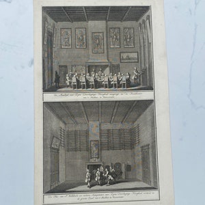 May include: A black and white engraving depicting two scenes of a meeting in a room with a fireplace. The top scene shows a group of people seated around a table. The bottom scene shows a group of people standing around a fireplace. The text in the image reads: "De Maand-dag van den Edelen, Vergadering, Vergaderd en in de Raadszaal van 's Gravenhage in November."