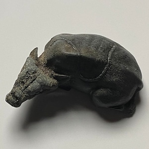 Antica figura in piombo di un bufalo d'acqua o di un bue