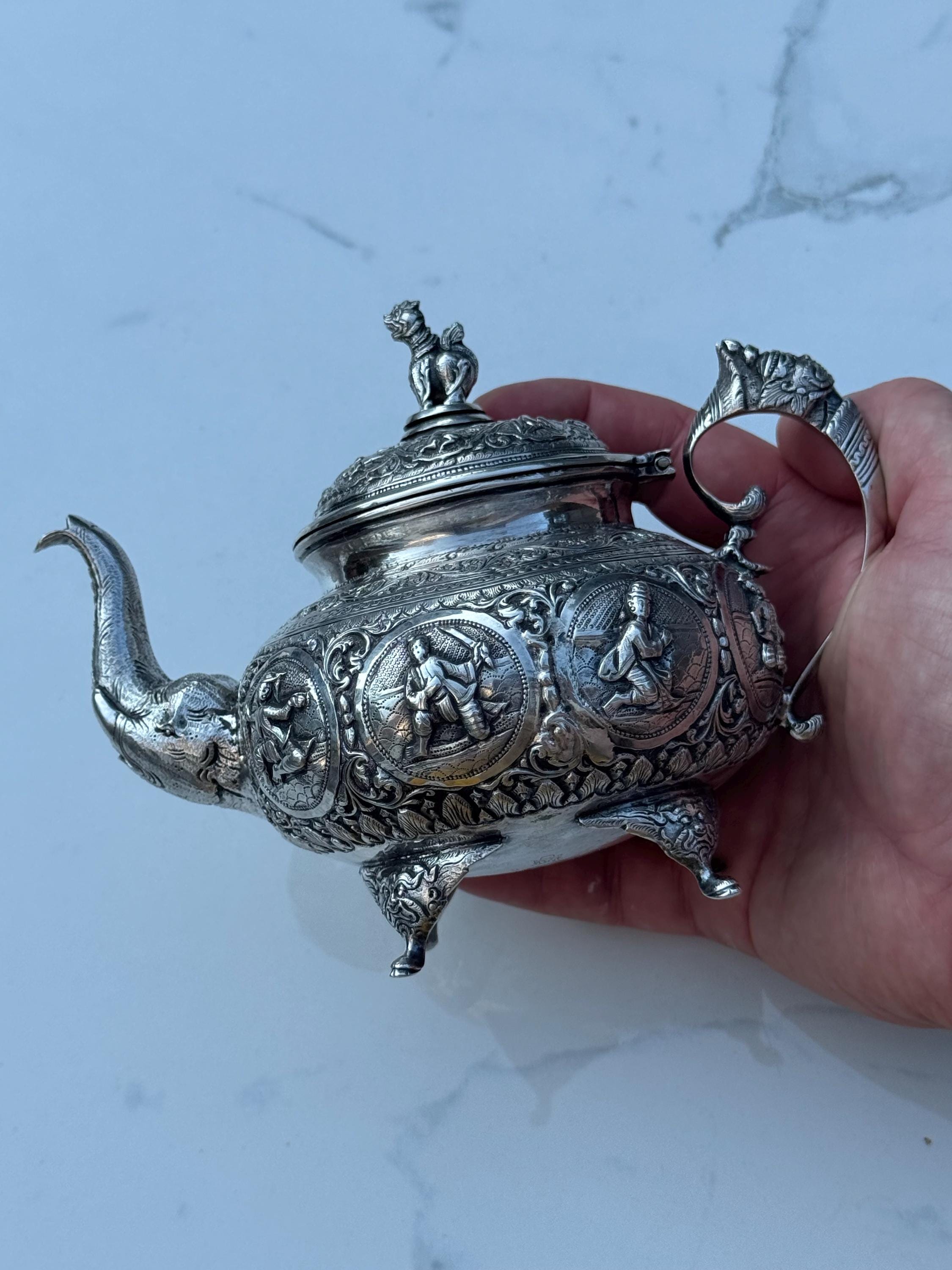 1880年頃のセイロン産銀製ティーポット（象の模様のパネルと注ぎ口付き