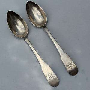 1805 Teskedar med kisthandtag, par av John Ferguson från Philadelphia, PA (med monogrammet 'MS') (34 g)