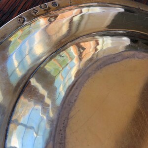 Puede incluir: Primer plano de la parte inferior de un plato de plata con una marca de fabricante que dice "S.A.O."