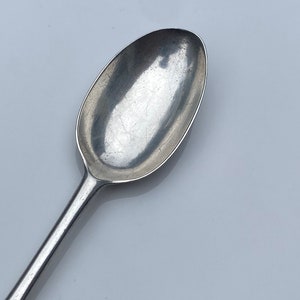 K&ouml;nnte beinhalten: Ein silberner Teel&ouml;ffel mit einer abgerundeten Schale und einem langen, schlanken Stiel.
