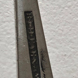 Puede incluir: Primer plano de un utensilio de plata con el texto "Stainless Steel Japan" grabado en el mango.