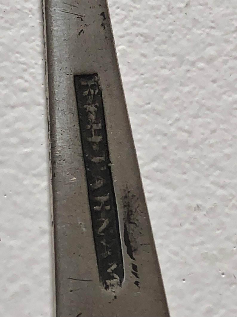 Puede incluir: Primer plano de un utensilio de plata con el texto "Stainless Steel Japan" grabado en el mango.