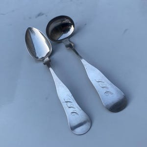 以下が含まれることがあります： 「J.S.G」と「J.H.D」のイニシャルが刻まれた、アンティークの銀のスプーン2本。