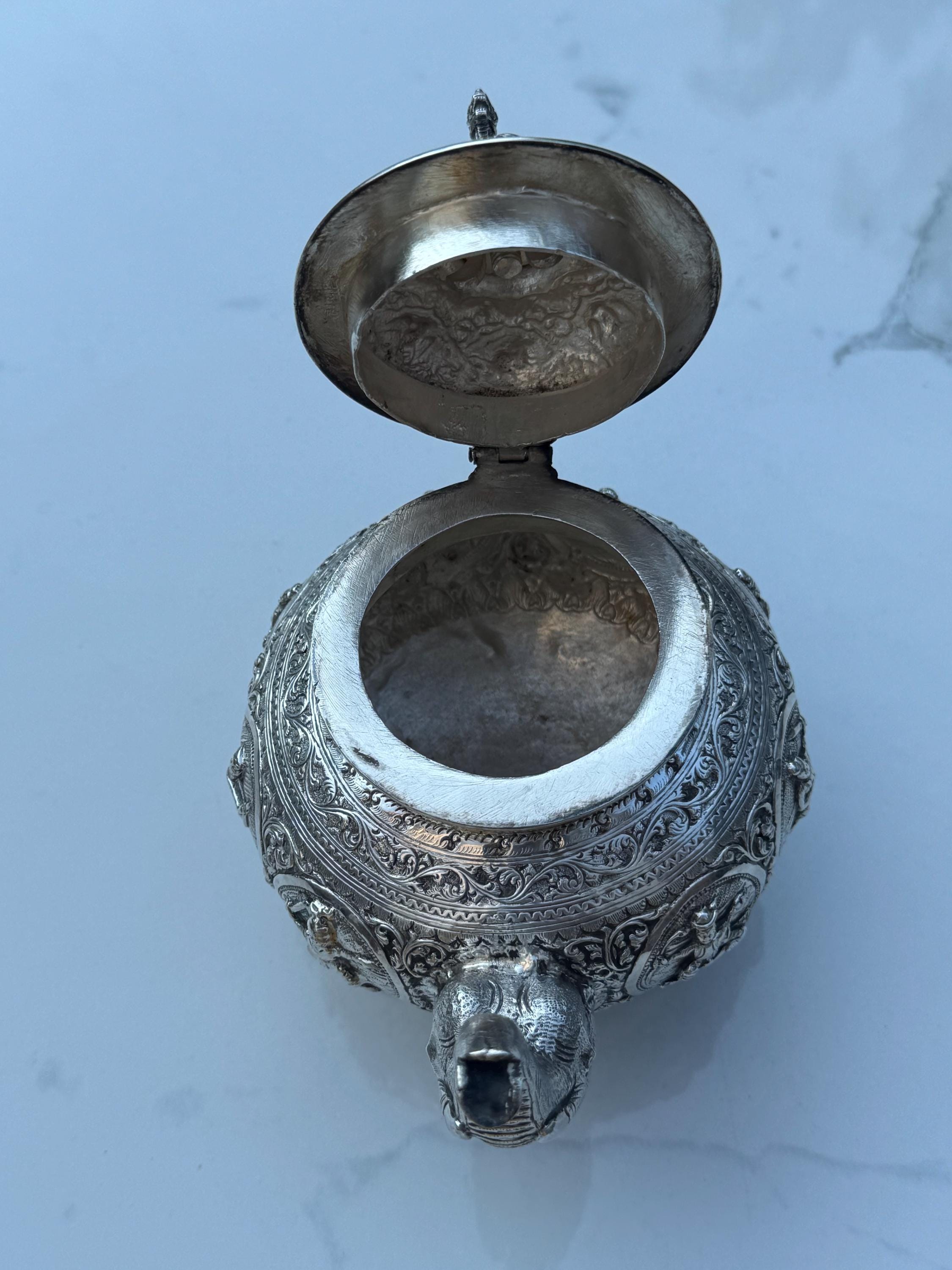 1970年央制作、イラン伝統彫金細工が楽器を奏でる人や花を刻む銀製ティーポット 1970年央制作 イラン伝統彫金細工が楽器を奏でる人や花を