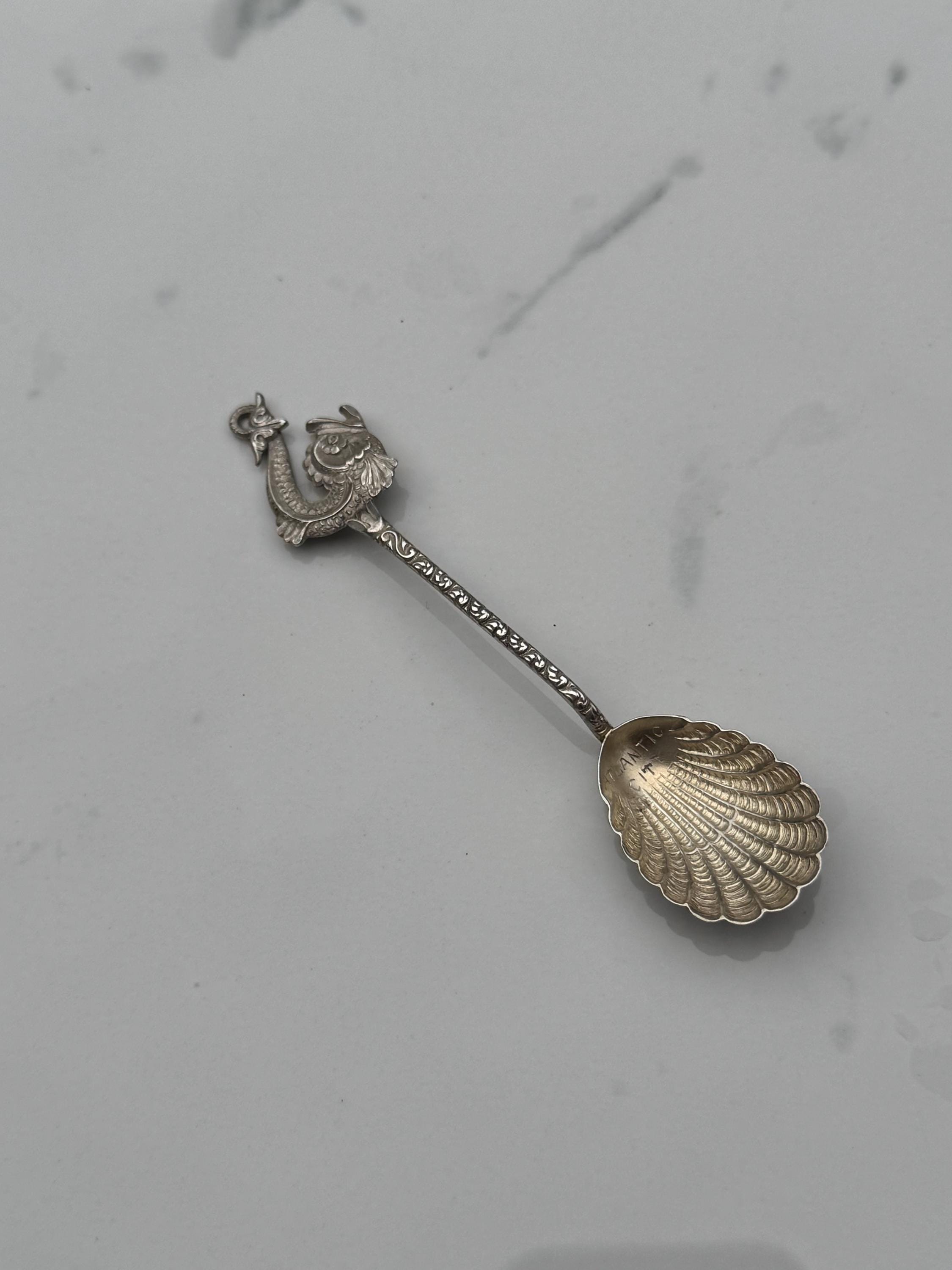 アンティーク　デミタス　スプーン 1910年製 スターリングシルバー製 デミタススプーン（イルカ柄
