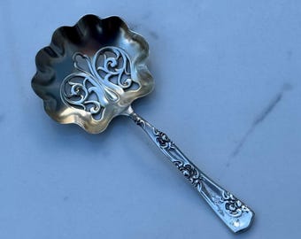 Łyżeczka Bon Bon ze srebra próby 925 Whiting „Róże i Zwoje” z 1890 r. (16 g)