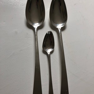 Puede incluir: Tres cucharas de plata de diferentes tama&ntilde;os, todas con un cuenco redondeado y un mango largo y delgado. Los mangos est&aacute;n grabados con el n&uacute;mero "88".