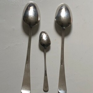 Puede incluir: Tres cucharas de plata de diferentes tama&ntilde;os, con cuencos redondeados y mangos largos y delgados.