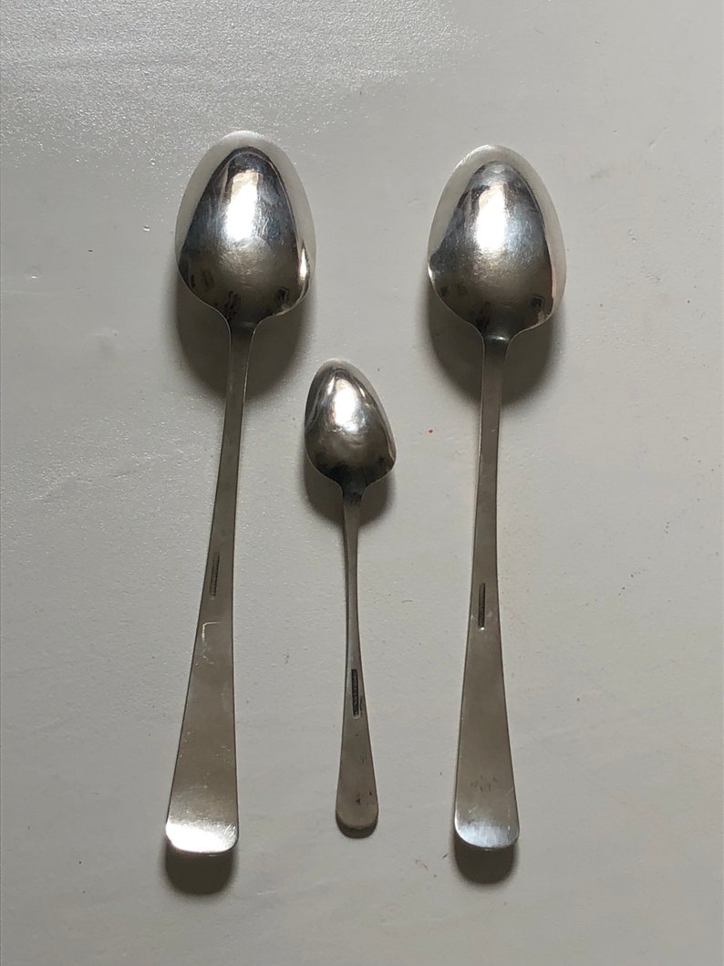 Puede incluir: Tres cucharas de plata de diferentes tama&ntilde;os, con cuencos redondeados y mangos largos y delgados.