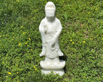 Vintage geschnitzte Guanyin (Guan Yin) Statue aus weißem Marmor - 19,25 ""Hoch""
