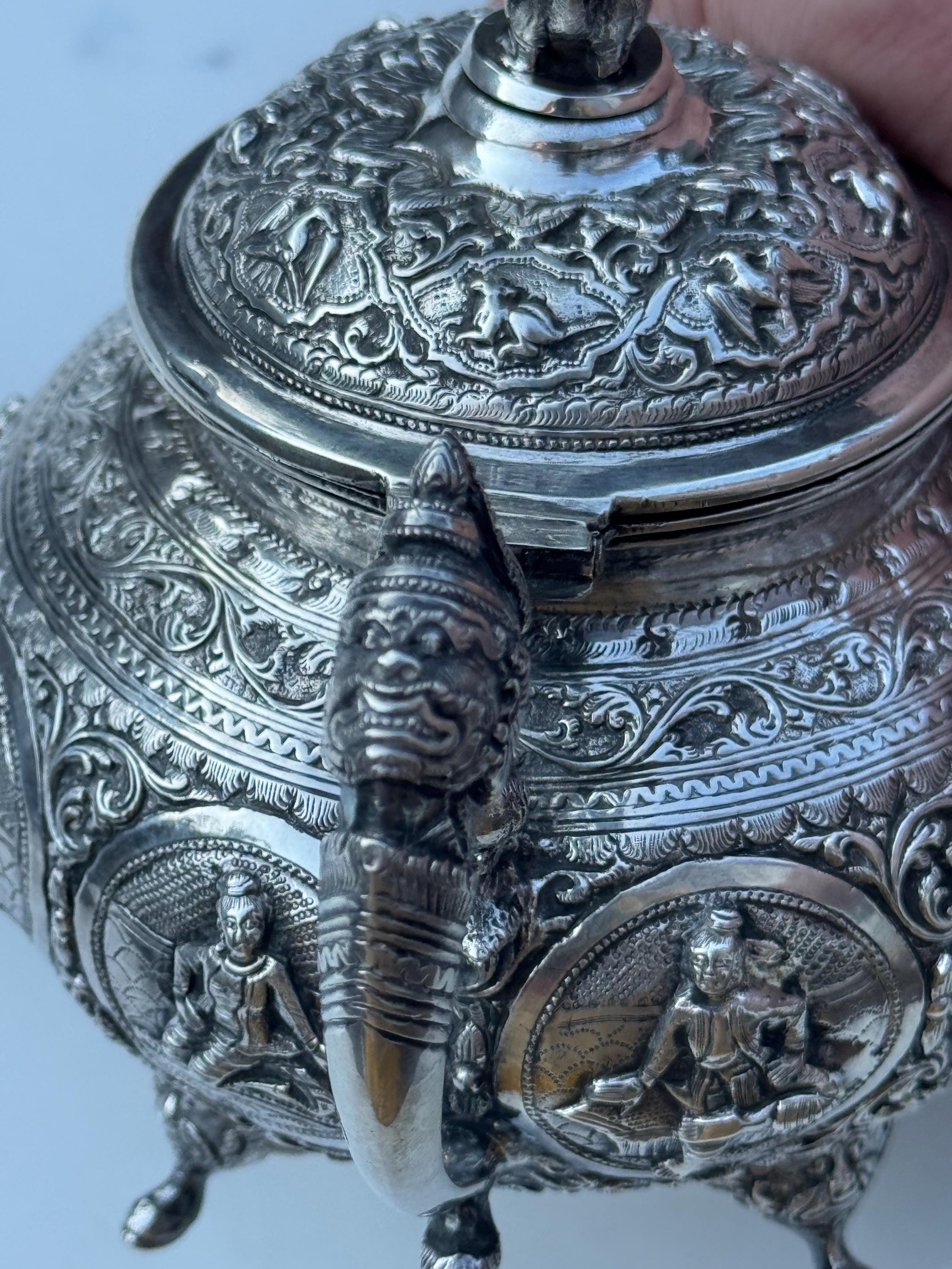 1880年頃のセイロン産銀製ティーポット（象の模様のパネルと注ぎ口付き