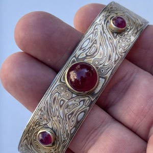 Bransoletka mankietowa Mokume Gane American Studio z naturalnymi kaboszonami z rubinów od Maker SW (64 gramy)
