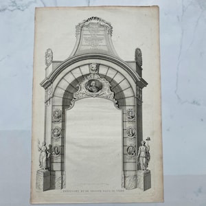 Könnte beinhalten: Eine Schwarzweiß-Gravur eines Torbogens mit einem dekorativen Design. Der Torbogen ist mit Figuren und Text verziert. Der Text lautet "Kerepoort by de Groote Brug te Vere".