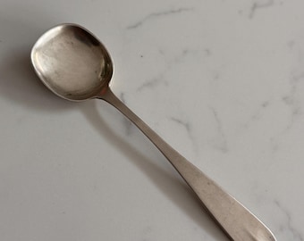Cucchiaino da tè modificato in argento, moneta non identificata (16 g)