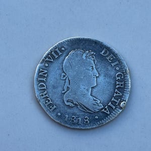 K&ouml;nnte beinhalten: Silberm&uuml;nze mit Profil und Text. Das Jahr 1818 ist sichtbar. Die M&uuml;nze weist Abnutzungserscheinungen auf.