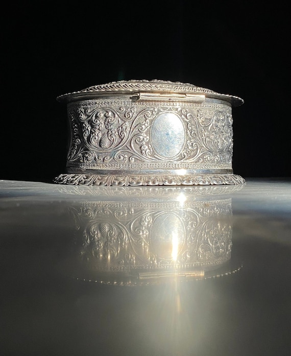 Antique Burmese Solid Silver Covered Box (267 gra… - image 3
