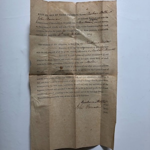Puede incluir: Un documento legal histórico con una firma manuscrita y el texto "KNOW ALL MEN BY THESE PRESENTS, that we Bahar Moller John Bowman are held and firmly bound unto the Commonwealth of Kentucky, in the penal sum of there and current money, to the payment of which, well and truly to be made, to the Commonwealth, we bind ourselves, our heirs, he jointly and severallyy firmly by these presents, sealed with our seals, and dated this day is October 181g"