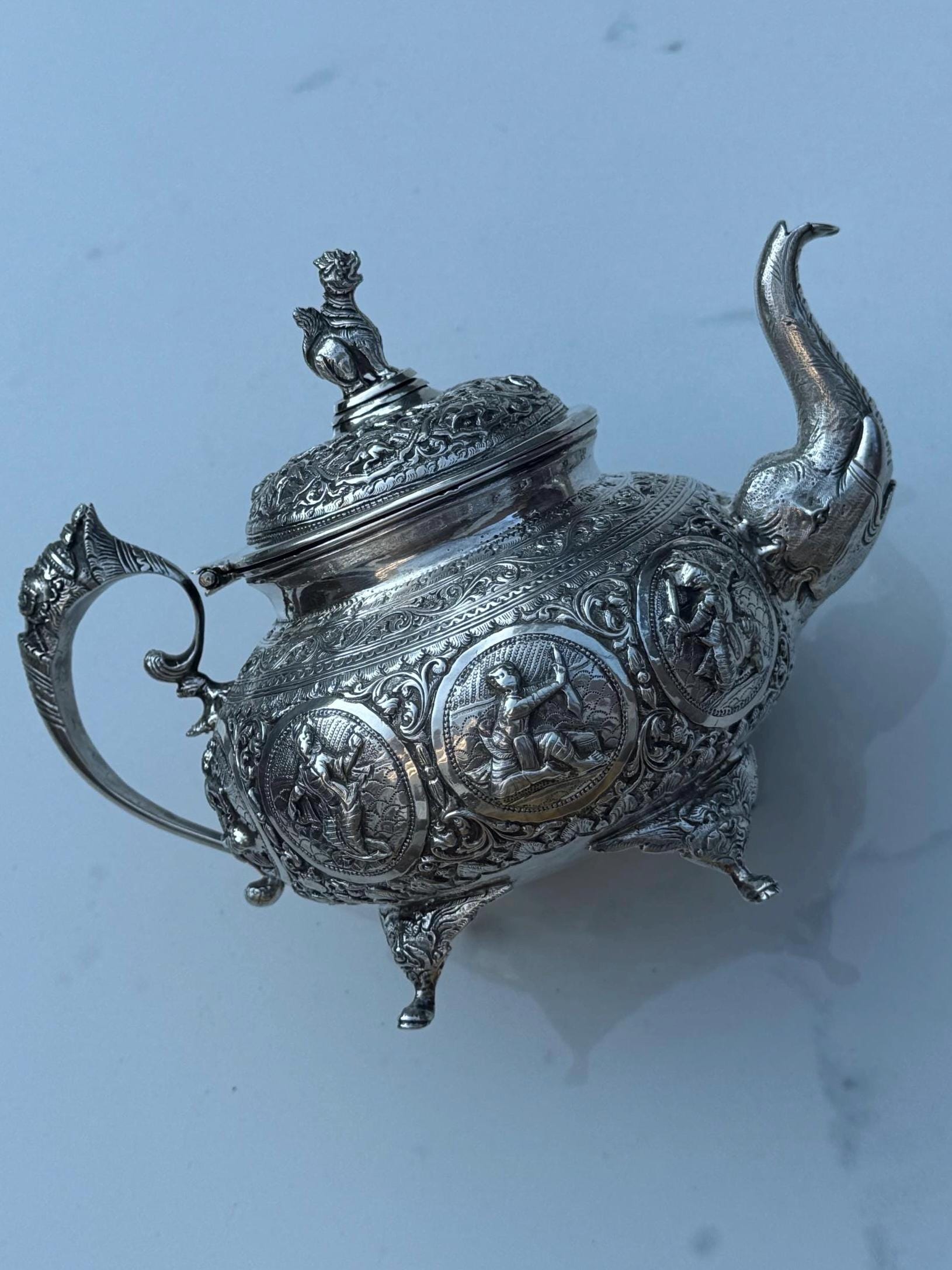 1880年頃のセイロン産銀製ティーポット（象の模様のパネルと注ぎ口付き