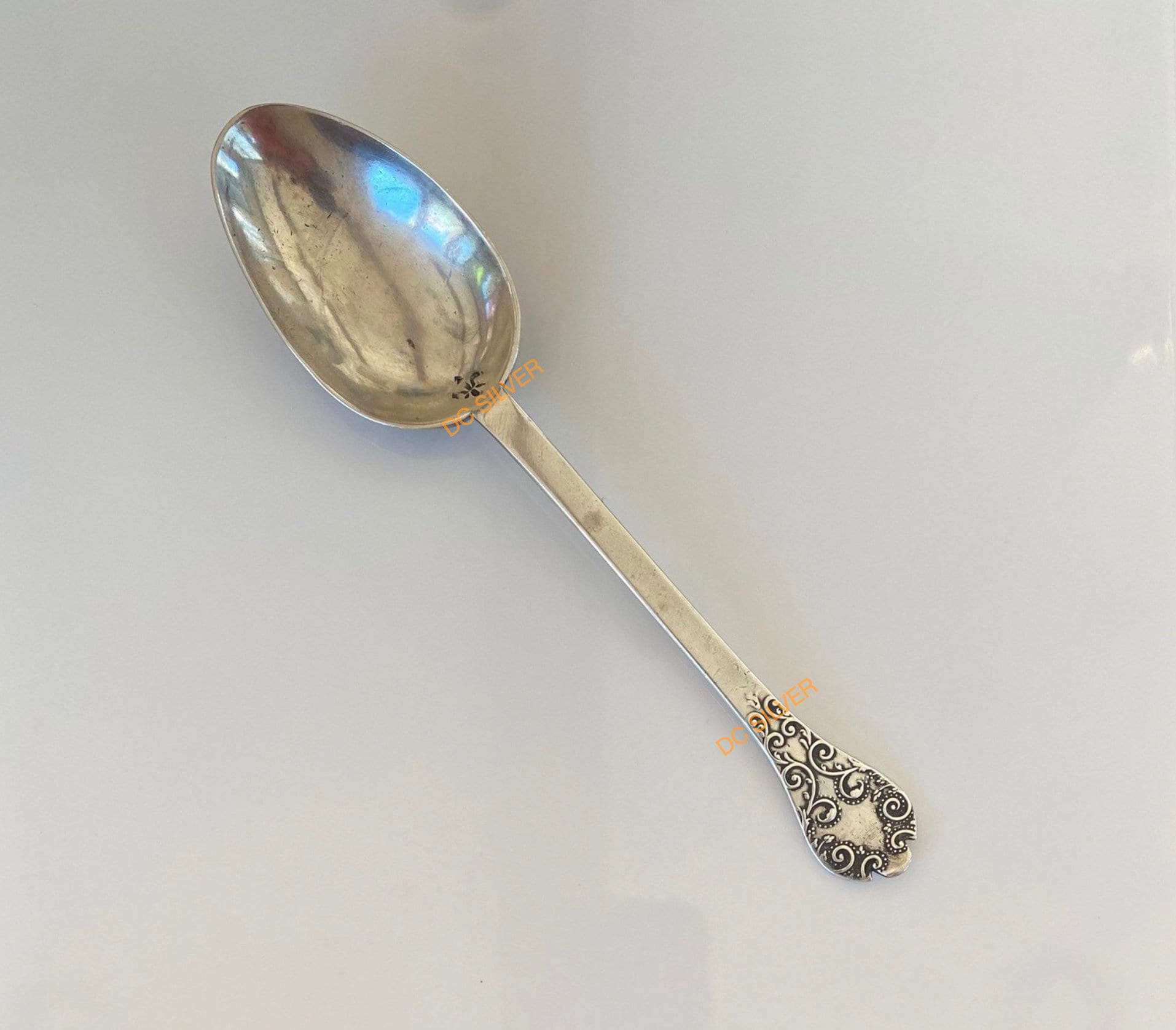 Uma colher Trefid rara e fina de 1690 William e Mary Scottish Provincial Silver Lace-back