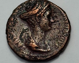 Romeinse Sestertius-munt van 138-141 na Christus van Diva Faustina de Oudere – SIDEREBVS RECEPTA, type apotheose