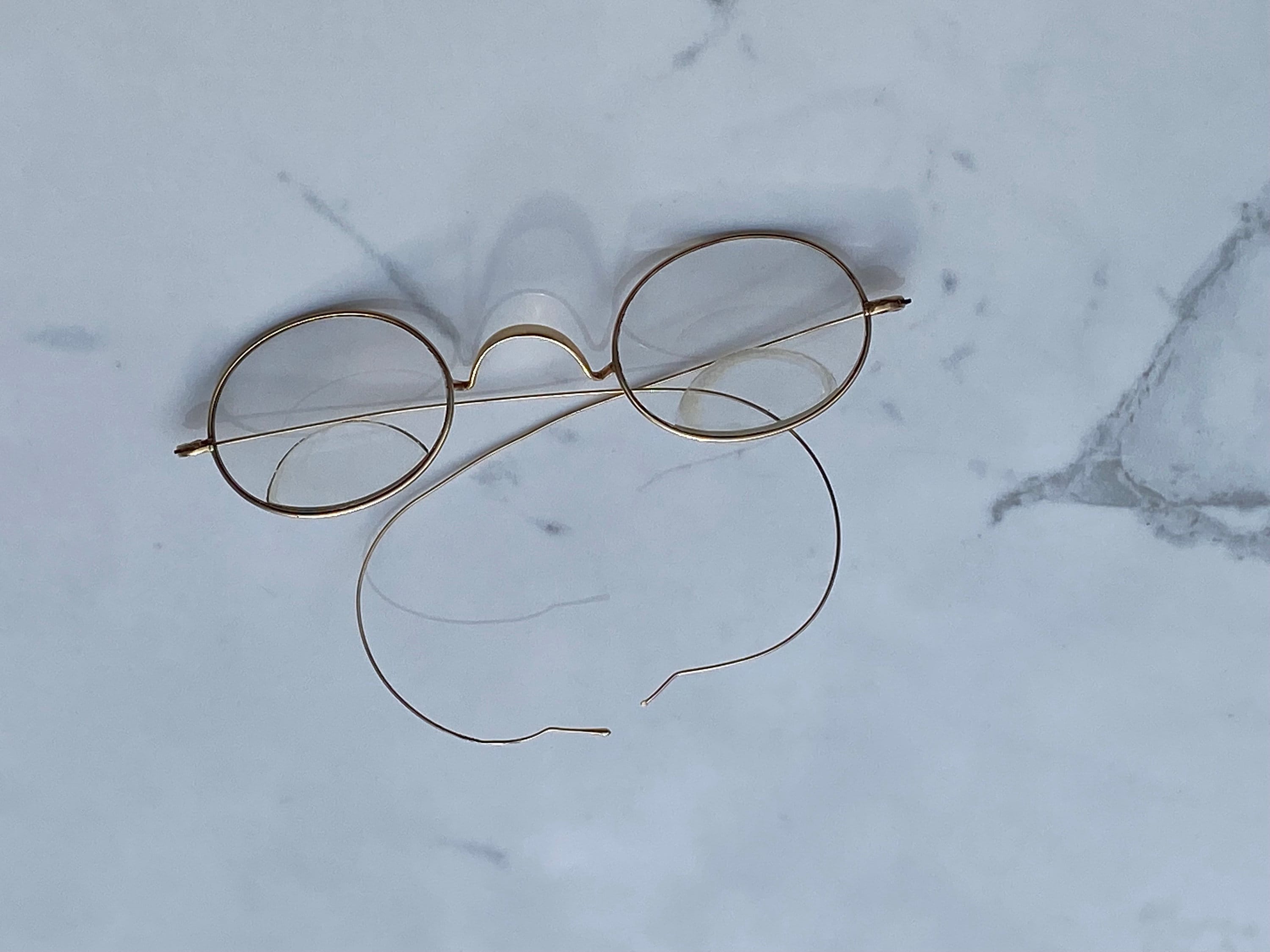 Occhiali in oro massiccio sale