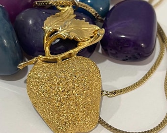 Colgante de manzana en tono dorado con cadena de 19 pulgadas
