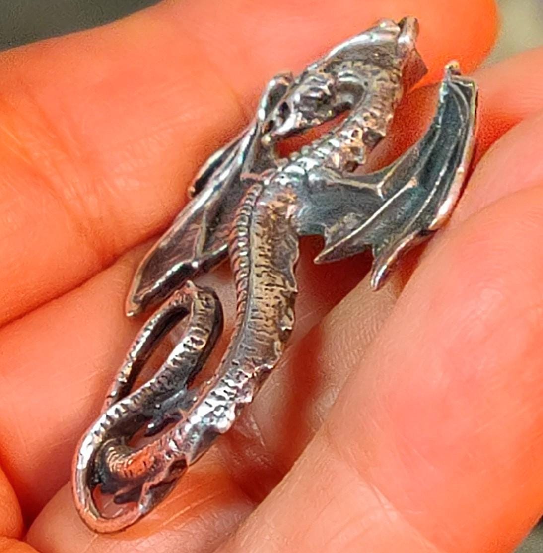 Collier Ethnique Vintage Avec Médaillon 2 Dragons - Pendentif Argenté En Résine, Occasion, Style Fantasy