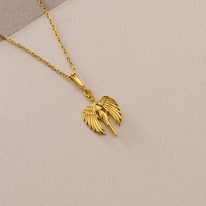 Halsband i skyddsängel i 14 karat massivt guld • Elegant änglavingehalsband för kvinnor • Minimalistiskt ängelhänge • Handgjorda skyddssmycken